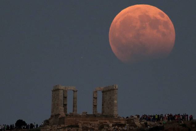O templo de Poseidon é visto enquanto a lua cheia fica parcialmente coberta pela sombra da Terra durante um eclipse lunar em Cape Sounion, a leste de Atenas, na Grécia - 07/08/2017 O templo de Poseidon é visto enquanto a lua cheia fica parcialmente coberta pela sombra da Terra durante um eclipse lunar em Cape Sounion, a leste de Atenas, na Grécia - 07/08/2017