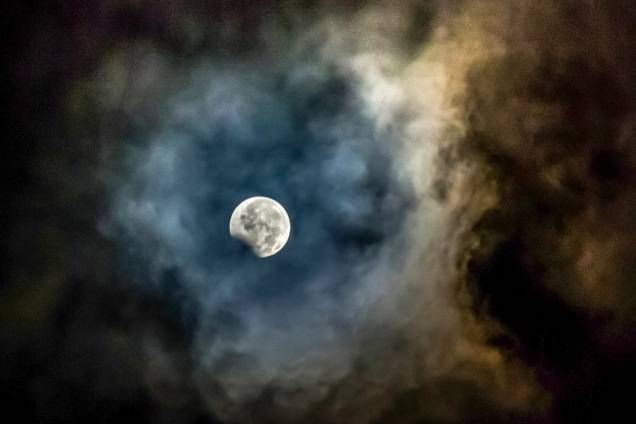 A lua, enquadrada por cinzas do vulcão Mount Sinabung, é fotografada durante o eclipse, na província de Sumatra do Norte, na Indonésia - 07/08/2017 A lua, enquadrada por cinzas do vulcão Mount Sinabung, é fotografada durante o eclipse, na província de Sumatra do Norte, na Indonésia - 07/08/2017