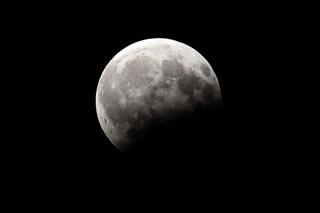 O eclipse parcial lunar é registrado na capital do Kuwait - 07/08/2017 O eclipse parcial lunar é registrado na capital do Kuwait - 07/08/2017