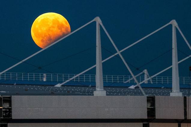 Eclipse lunar fotografado sobre o Estádio de Kaliningrad, que está em construção para a Copa do Mundo FIFA 2018, na Rússia - 07/08/2017 Eclipse lunar fotografado sobre o Estádio de Kaliningrad, que está em construção para a Copa do Mundo FIFA 2018, na Rússia - 07/08/2017