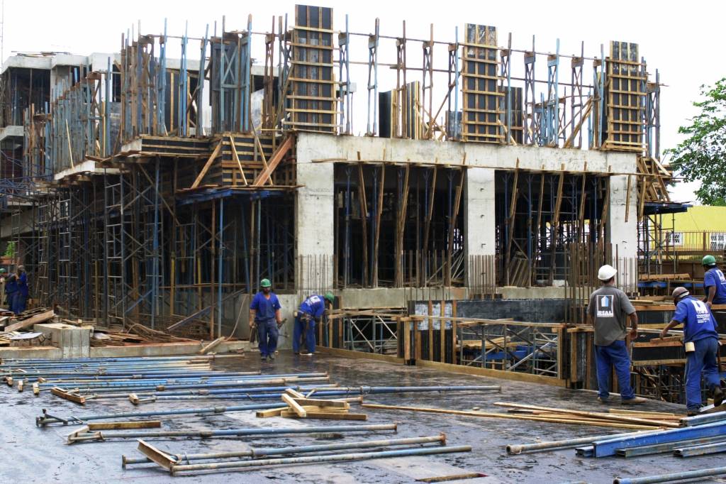 Alta dos juros acende alerta no setor imobiliário e associação das incorporadoras divulga nota