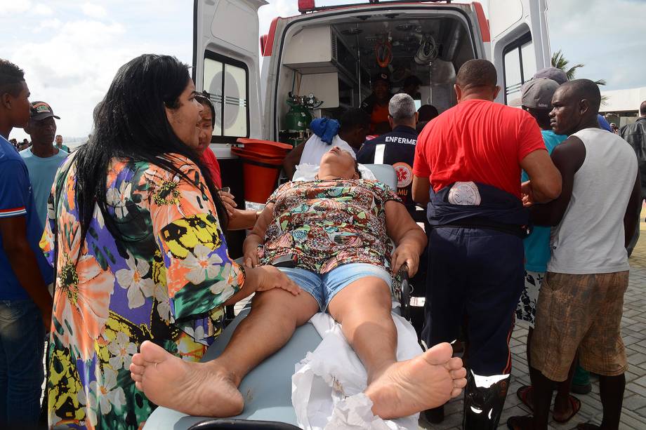 Uma lancha que fazia a travessia de Mar Grande a Salvador com 129 pessoas a bordo virou nesta manhã na Baía de Todos-os-Santos - 24/08/2017