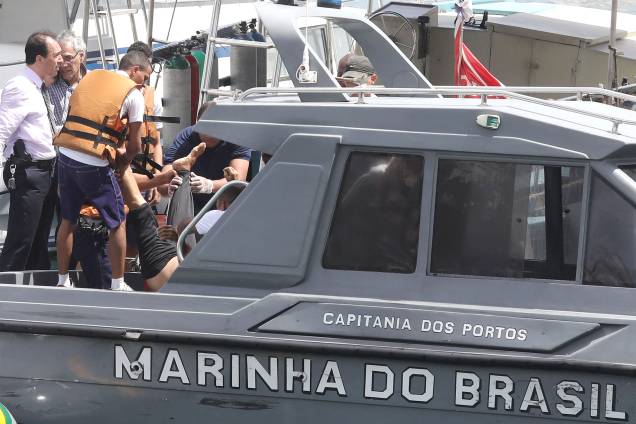 Equipes de resgate transportam corpos de vítimas, após naufrágio de lancha na Baía de Todos-os-Santos, próximo a Salvador - 24/08/2017 Equipes de resgate transportam corpos de vítimas, após naufrágio de lancha na Baía de Todos-os-Santos, próximo a Salvador - 24/08/2017