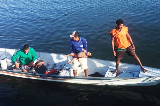 Uma lancha que fazia a travessia de Mar Grande a Salvador com 129 pessoas a bordo virou nesta manhã na Baía de Todos-os-Santos - 24/08/2017 Uma lancha que fazia a travessia de Mar Grande a Salvador com 129 pessoas a bordo virou nesta manhã na Baía de Todos-os-Santos - 24/08/2017