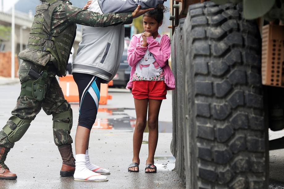 As Forças Armadas e as polícias realizam operação em sete comunidades da Zona Norte do Rio de Janeiro (RJ). Há homens da Polícia Civil, Militar e Federal e das tropas federais nas favelas de Manguinhos, Bandeira Dois, Jacarezinho, Parque Arará, Mandela e Condomínio Morar Carioca e Alemão - 21/08/2017