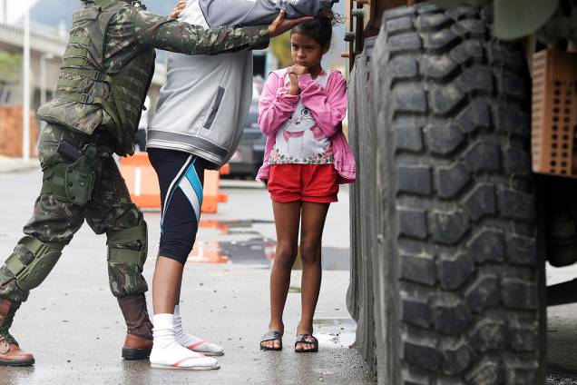As Forças Armadas e as polícias realizam operação em sete comunidades da Zona Norte do Rio de Janeiro (RJ). Há homens da Polícia Civil, Militar e Federal e das tropas federais nas favelas de Manguinhos, Bandeira Dois, Jacarezinho, Parque Arará, Mandela e Condomínio Morar Carioca e Alemão - 21/08/2017 As Forças Armadas e as polícias realizam operação em sete comunidades da Zona Norte do Rio de Janeiro (RJ). Há homens da Polícia Civil, Militar e Federal e das tropas federais nas favelas de Manguinhos, Bandeira Dois, Jacarezinho, Parque Arará, Mandela e Condomínio Morar Carioca e Alemão - 21/08/2017