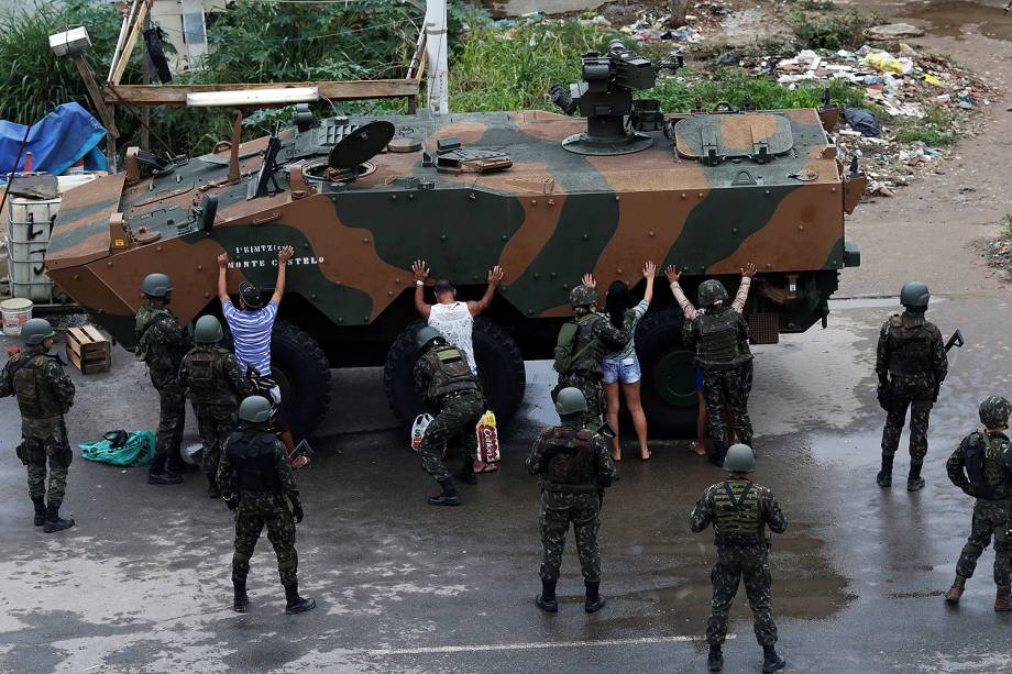 As Forças Armadas e as polícias realizam operação em sete comunidades da Zona Norte do Rio de Janeiro (RJ). O objetivo da ação conjunta é prender 14 traficantes, além de armas e drogas. Durante a operação, foram apreendidas drogas, máquinas caça-níqueis e uma pistola - 21/08/2017