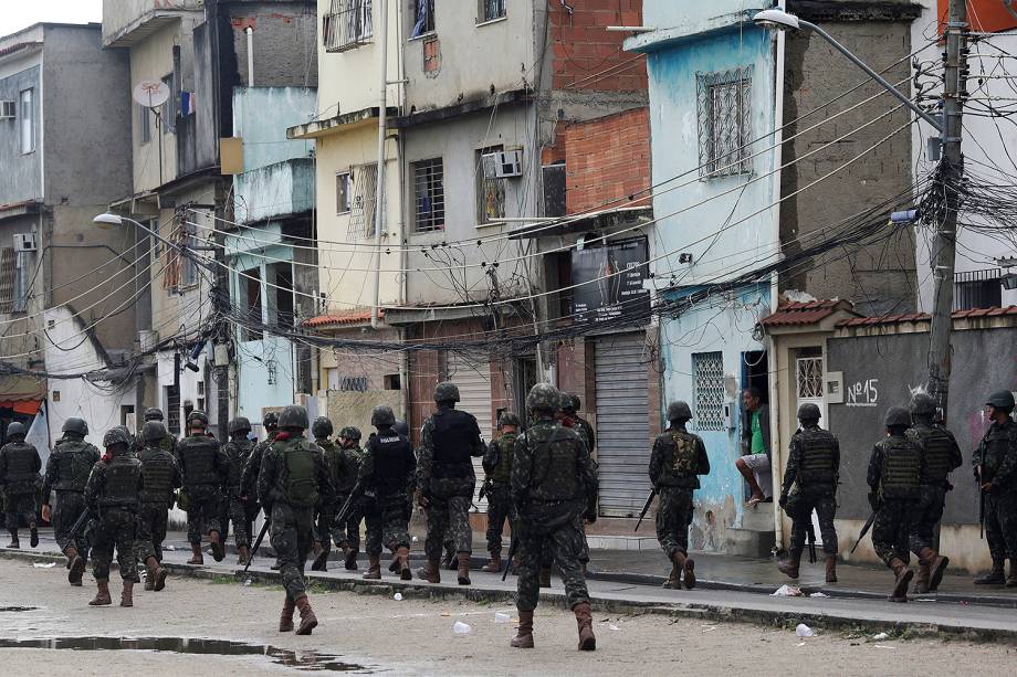 As Forças Armadas e as polícias realizam operação em sete comunidades da Zona Norte do Rio de Janeiro (RJ). O objetivo da ação conjunta é prender 14 traficantes, além de armas e drogas. Durante a operação, foram apreendidas drogas, máquinas caça-níqueis e uma pistola - 21/08/2017