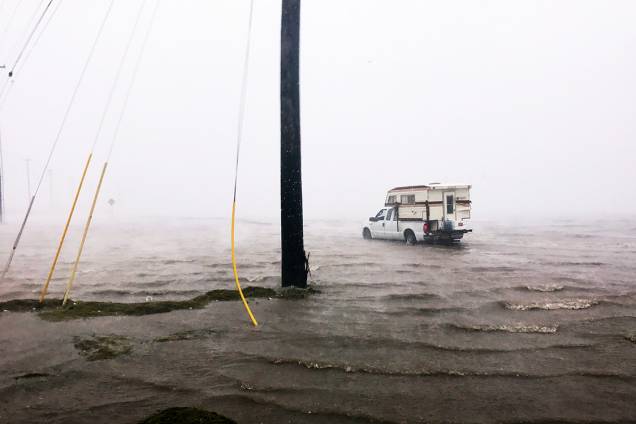 Carro passa por uma inundação na cidade de Corpus Christi, antes da chegada do furacão Harvey, no Texas Carro passa por uma inundação na cidade de Corpus Christi, antes da chegada do furacão Harvey, no Texas