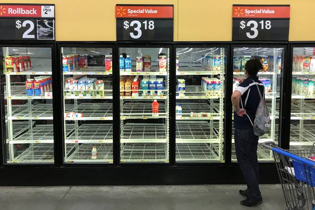 Prateleiras ficam vazias em supermercados por causa da chegada do furacão Harvey na costa leste dos Estados Unidos Prateleiras ficam vazias em supermercados por causa da chegada do furacão Harvey na costa leste dos Estados Unidos
