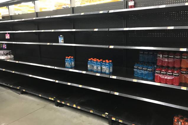 Prateleiras ficam vazias em supermercados por causa da chegada do furacão Harvey na costa leste dos Estados Unidos Prateleiras ficam vazias em supermercados por causa da chegada do furacão Harvey na costa leste dos Estados Unidos