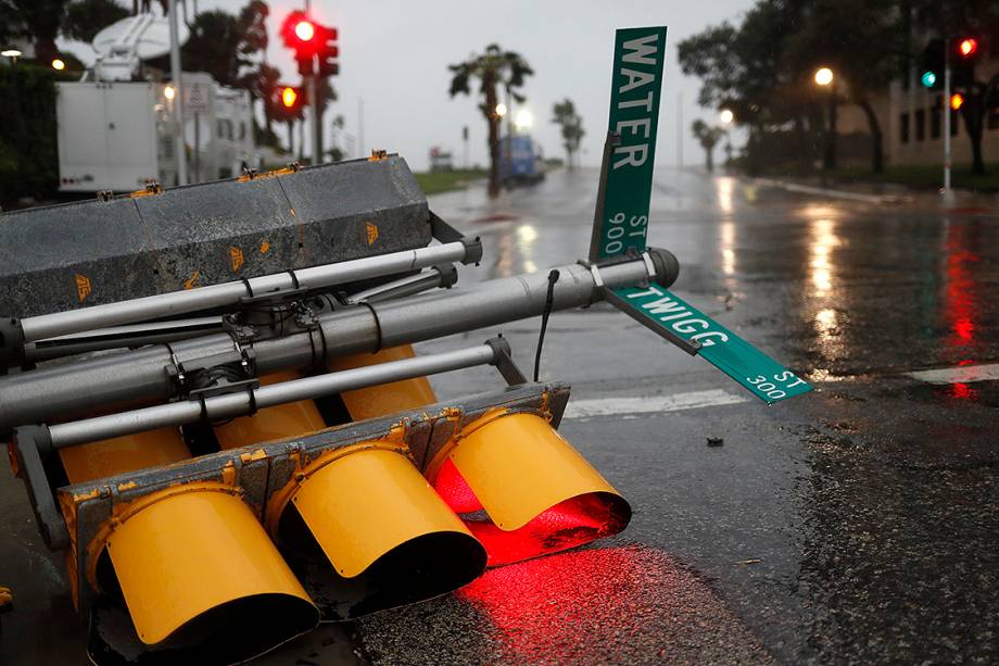 O furacão Harvey atingiu a costa do Texas no início da madrugada deste sábado provocando fortes chuvas  e ventos