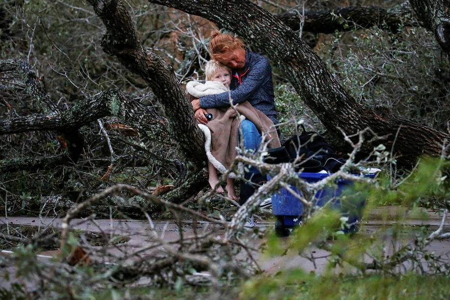 Lisa Rehr segura seu filho Maximus, após a passagem do furacão Harvey que deixou um rastro de destruição em Rockport, Texas (EUA) - 27/08/2017