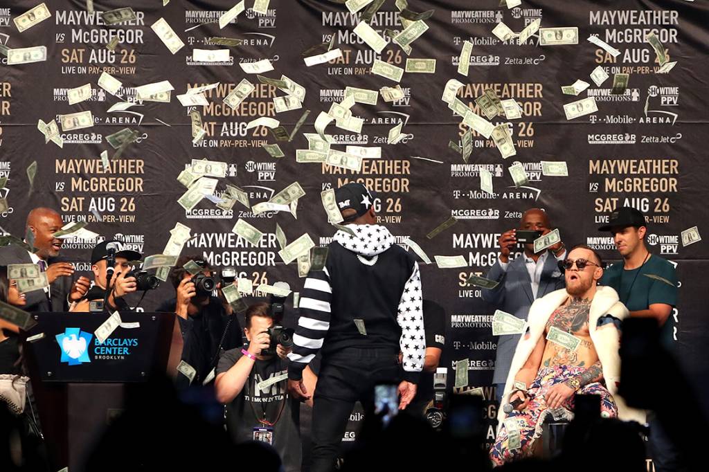 Floyd Mayweather Jr. joga dinheiro em dire&ccedil;&atilde;o a Conor McGregor durante coletiva de imprensa em Nova York - 13/07/2017