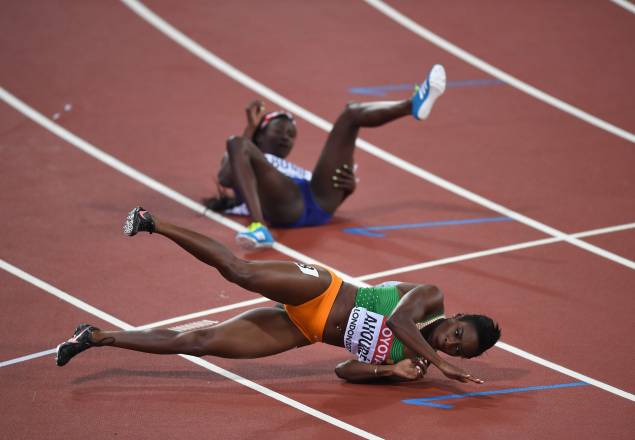 Atleta marfinense cai no chão após vencer ouro na final feminina de 100m do Mundial de Atletismo, em Londres Atleta marfinense cai no chão após vencer ouro na final feminina de 100m do Mundial de Atletismo, em Londres