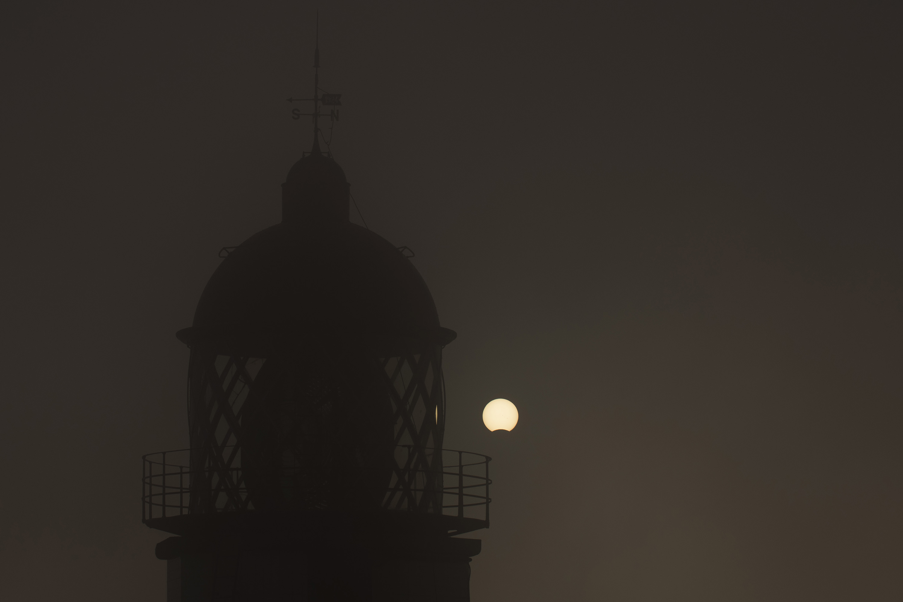 Vista do eclipse solar parcial, a partir do farol do Cabo Silleiro, em Baiona, noroeste da Espanha - 21/08/2017
