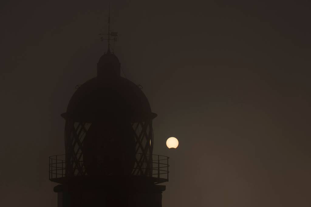 Vista do eclipse solar parcial, a partir do farol do Cabo Silleiro, em Baiona, noroeste da Espanha - 21/08/2017