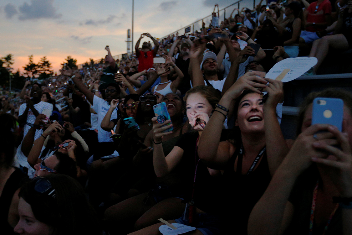 Plateia de jogo universit&aacute;rio de futebol americano fotografam eclipse solar total, vis&iacute;vel no hemisf&eacute;rio norte - 21/08/2017