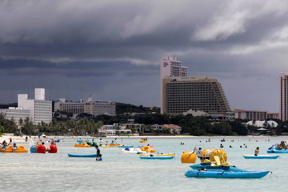 Movimentação de turistas no distrito turístico de Tumon, na ilha de Guam, território dos Estados Unidos no Pacífico - 10/08/2017