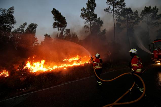 Bombeiros trabalham para conter as chamas de um incêndio florestal que atingiu a vila de Mação, próximo a Castelo Branco, em Portugal - 17/08/2017 Bombeiros trabalham para conter as chamas de um incêndio florestal que atingiu a vila de Mação, próximo a Castelo Branco, em Portugal - 17/08/2017