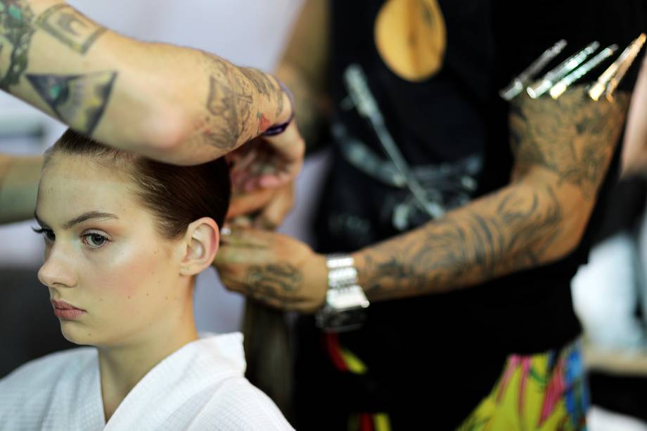 Modelo nos bastidores antes do desfile da marca Lenny Niemeyer durante SPFW N 44 realizado no Ibirapuera, em São Paulo - 29/08/2017