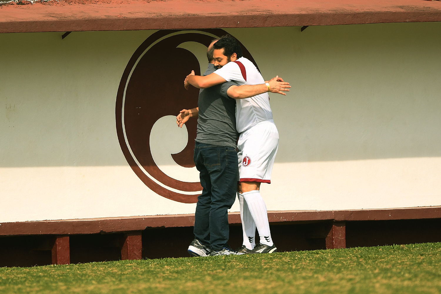 <span>Ricardo Senese, autor de tr&ecirc;s gols, abra&ccedil;a o pai Eug&ecirc;nio na comemora&ccedil;&atilde;o</span>