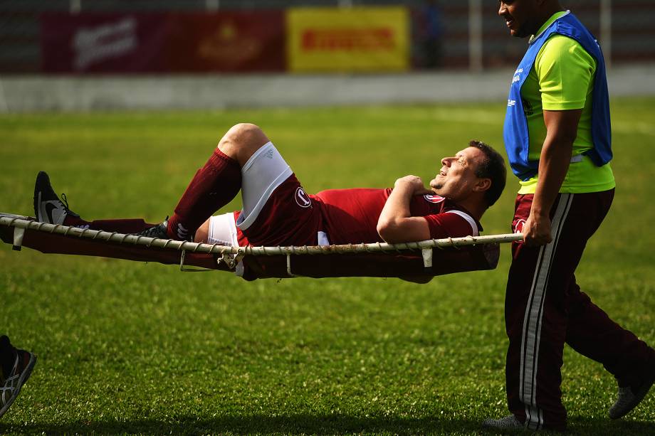 Atleta sente lesão e é retirado de maca no evento "Jogar na Javari" Atleta sente lesão e é retirado de maca no evento "Jogar na Javari"