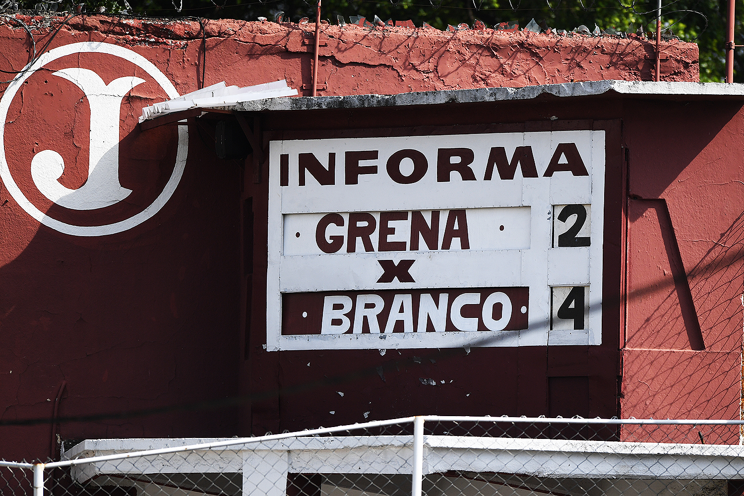 O placar manual da Rua Javari, um s&iacute;mbolo de resist&ecirc;ncia ao futebol moderno