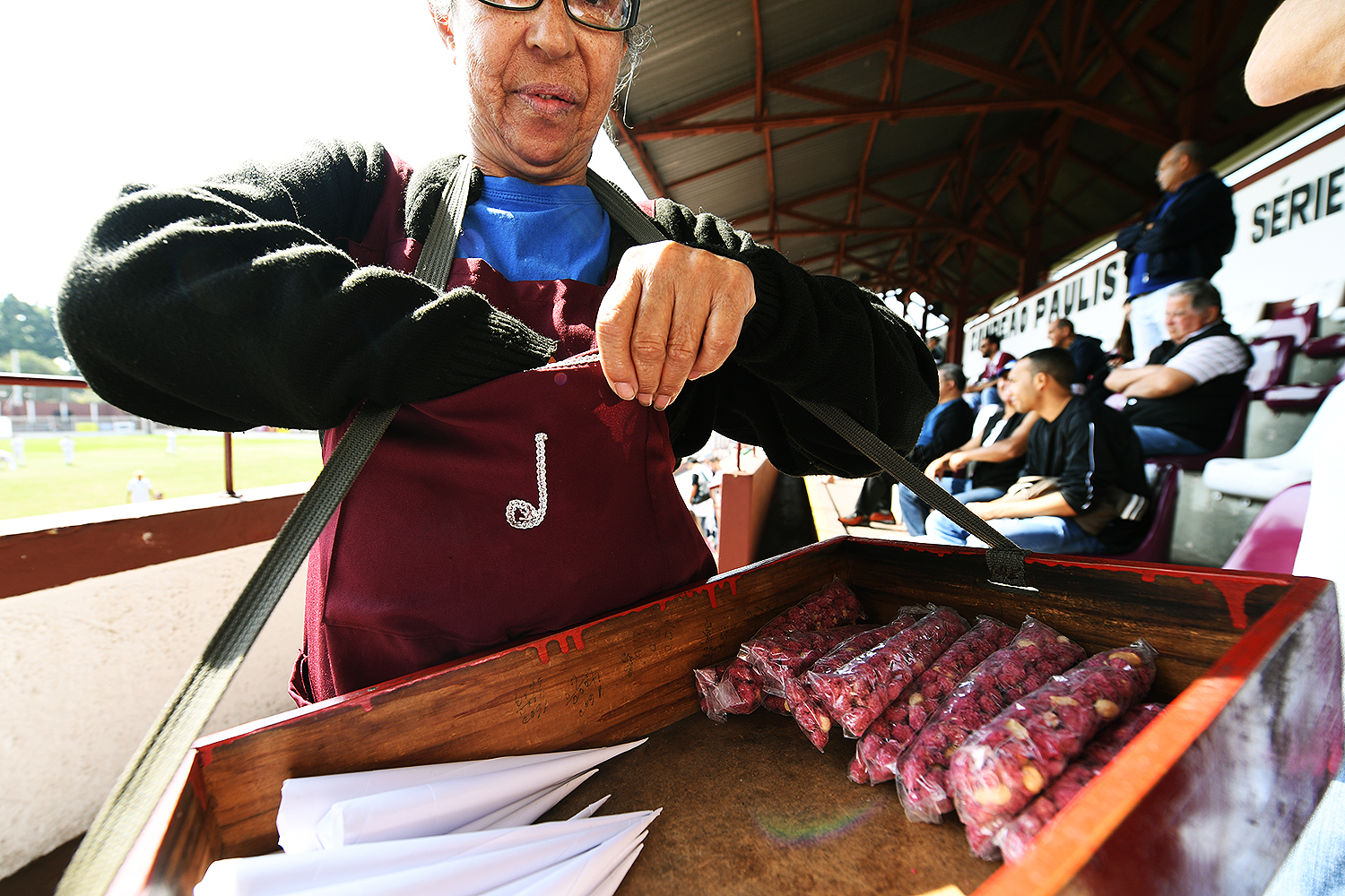 O cl&aacute;ssico amendoim doce vendido nas arquibancadas da Rua Javari