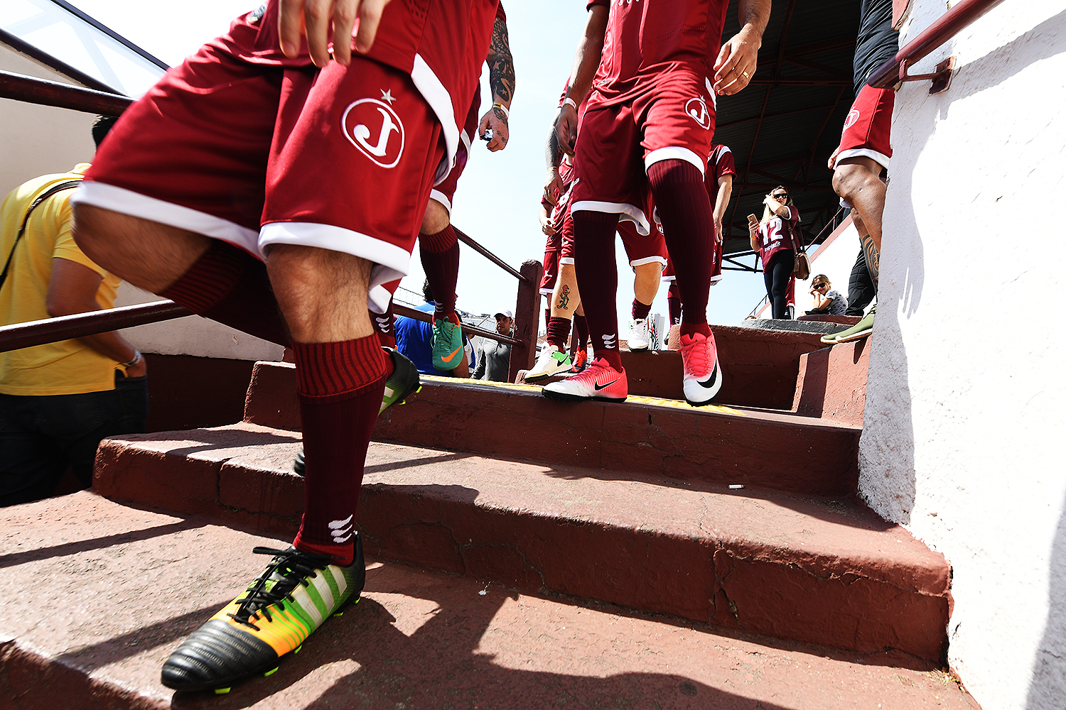 Jogadores deixam o gramado rumo aos vesti&aacute;rios da Rua Javari, na Mooca