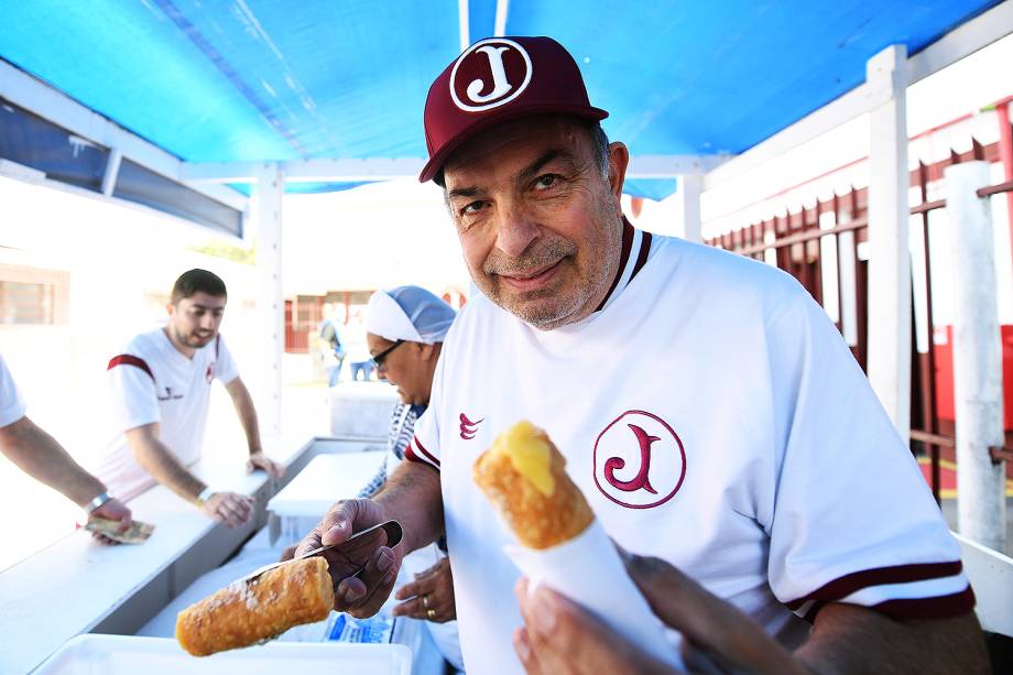 <span>Seu Antônio Cannoli, com os doces que vende há 47 anos na Rua Javari </span>