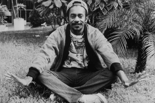 Cantor Luiz Melodia posa para foto no jardim em janeiro de 1987 Cantor Luiz Melodia posa para foto no jardim em janeiro de 1987