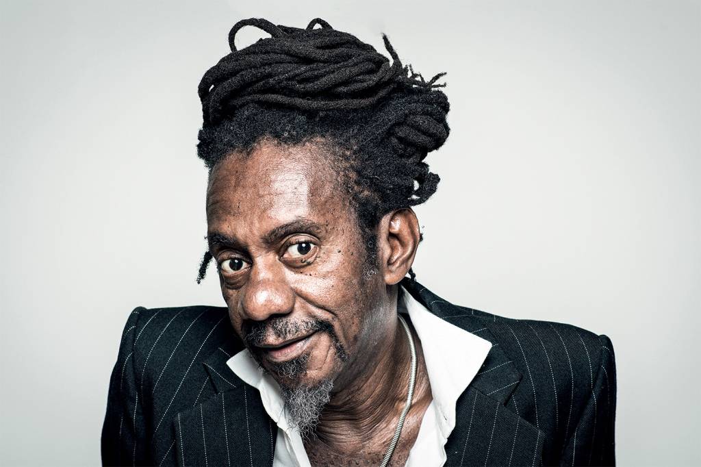 Sob bandeira da Estácio, corpo de Luiz Melodia é sepultado no Rio