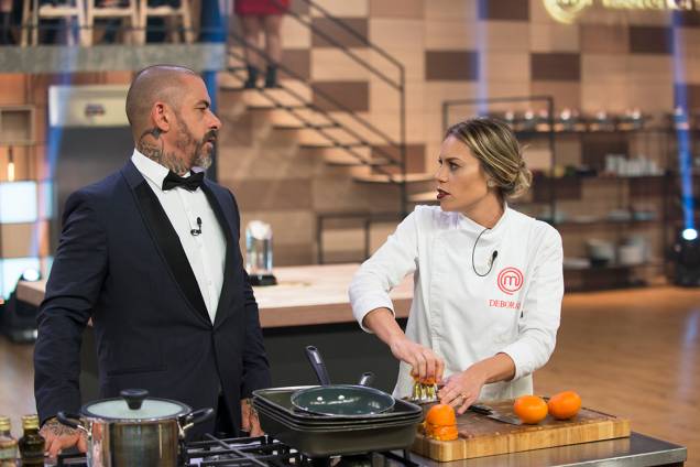 Fogaça conversa com Deborah durante a final do MasterChef Fogaça conversa com Deborah durante a final do MasterChef