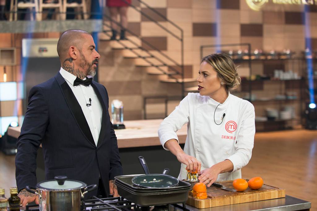 Foga&ccedil;a conversa com Deborah durante a final do MasterChef