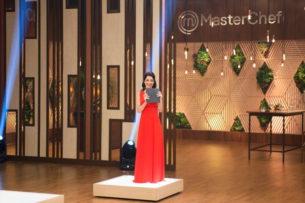 Ana Paula Padr&atilde;o segura envelope com o nome da campe&atilde; do MasterChef