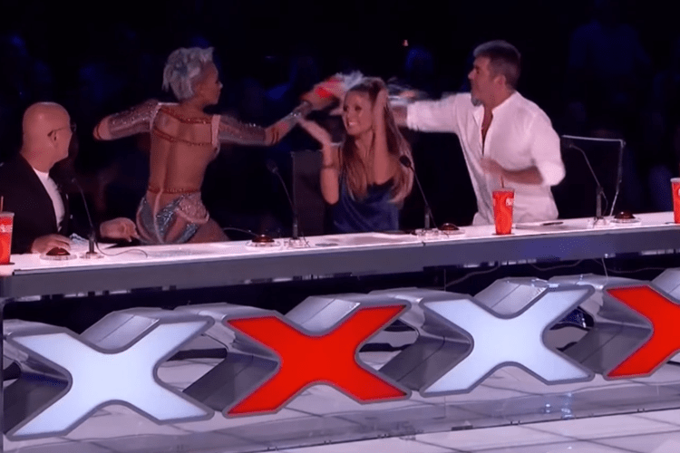 Mel B joga água em jurado e abandona palco de reality após piada