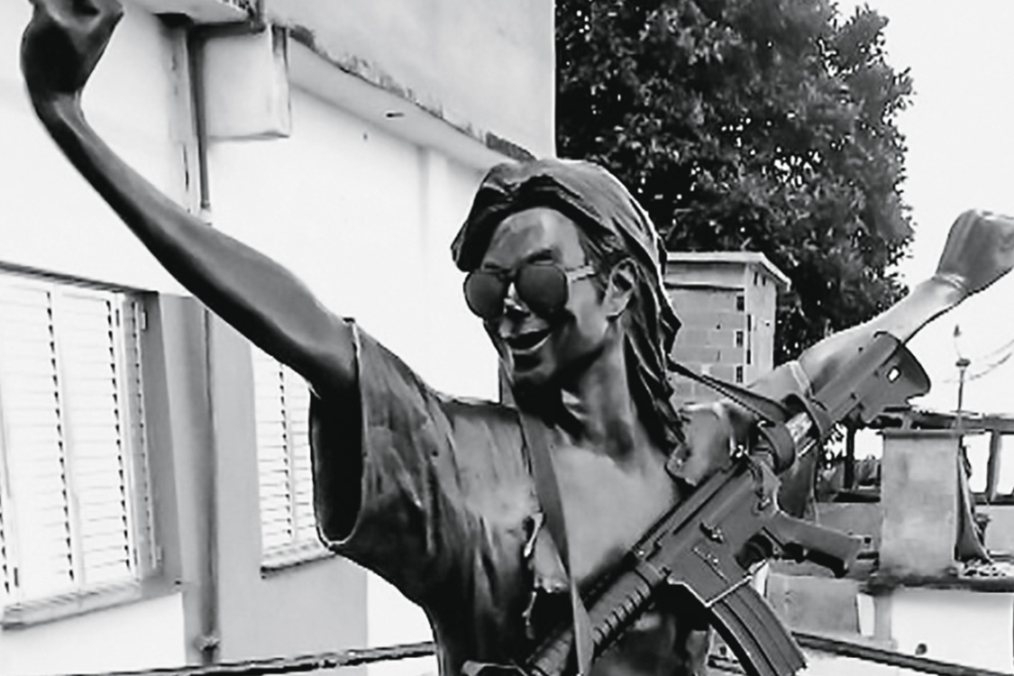 Donos do peda&ccedil;o &ndash; Bandidos repousam fuzil de brinquedo na est&aacute;tua de Michael Jackson, em favela da Zona Sul: abuso e arrog&acirc;ncia