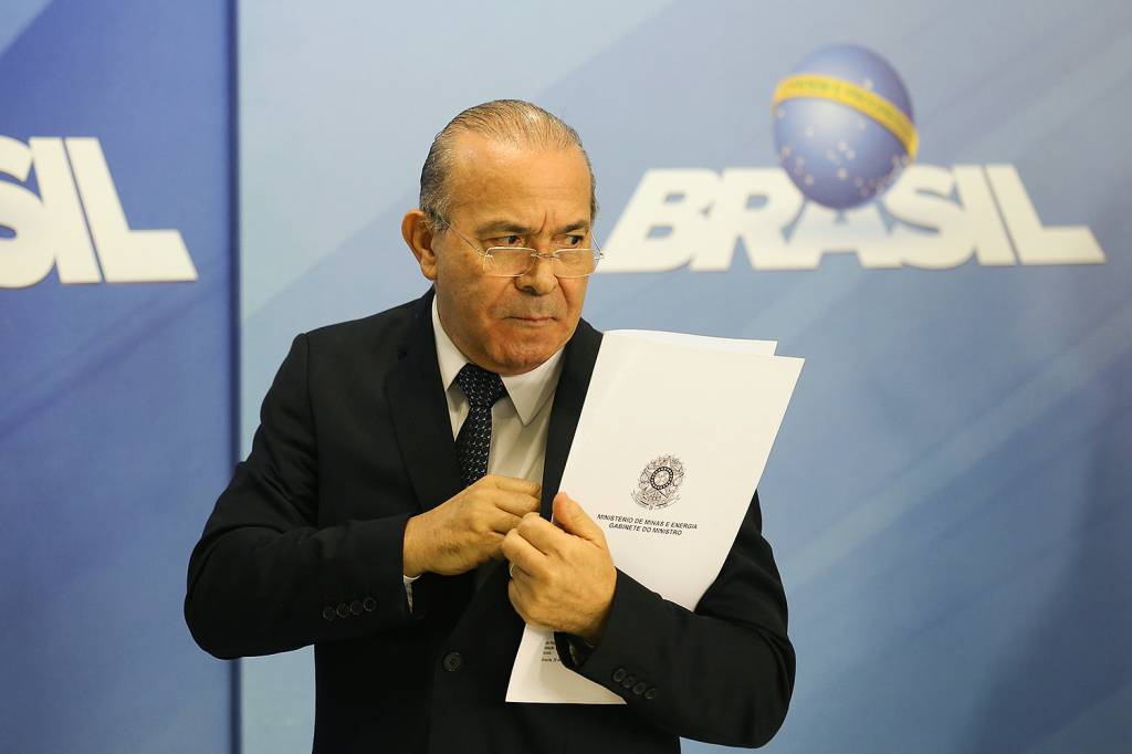 Réu na Justiça com Temer e Moreira, Padilha agenda encontro do MDB