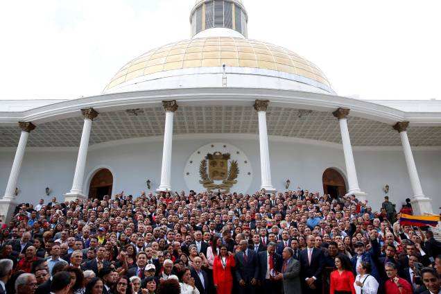 Membros da Assembleia Nacional Constituinte posam para foto em frente ao Palácio Legislativo Federal em Caracas - 04/08/2017 Membros da Assembleia Nacional Constituinte posam para foto em frente ao Palácio Legislativo Federal em Caracas - 04/08/2017