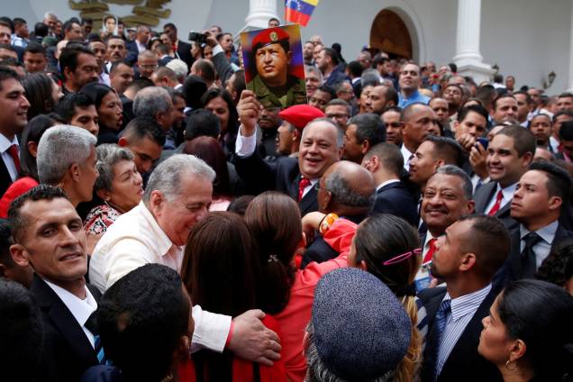 Diosdado Cabello, membro da Assembleia Nacional Constituinte, segura uma foto do ex-presidente da Venezuela, Hugo Chávez, durante a primeira sessão da assembleia no Palácio Legislativo Federal em Caracas - 04/08/2017 Diosdado Cabello, membro da Assembleia Nacional Constituinte, segura uma foto do ex-presidente da Venezuela, Hugo Chávez, durante a primeira sessão da assembleia no Palácio Legislativo Federal em Caracas - 04/08/2017