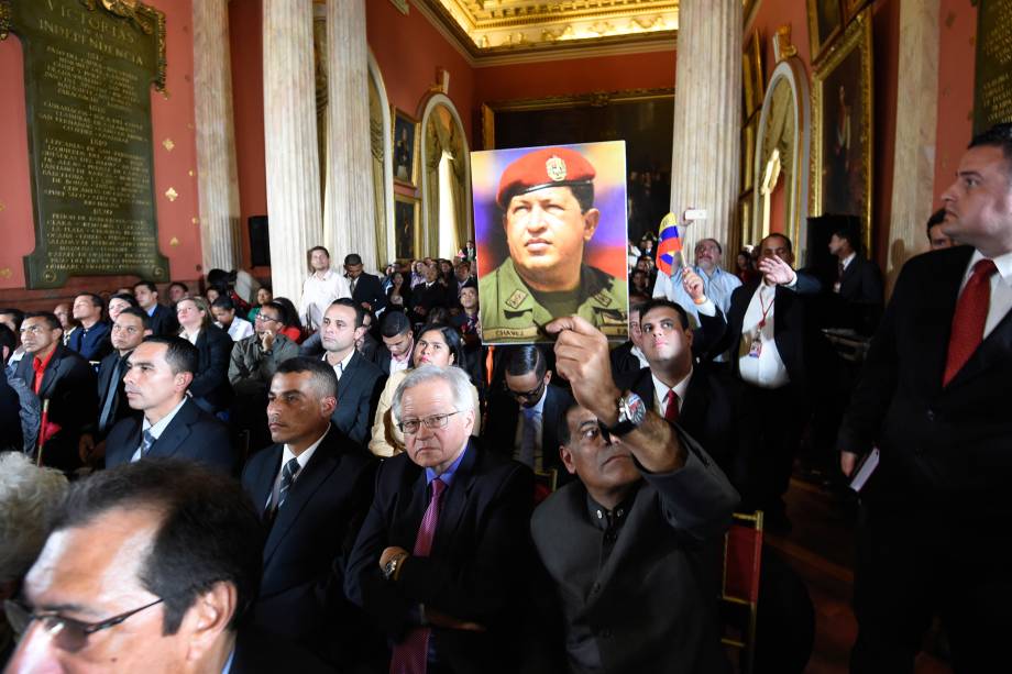 Homem segura uma foto do ex-presidente venezuelano Hugo Chávez durante a instalação da Assembleia Constituinte em Caracas - 04/08/2017