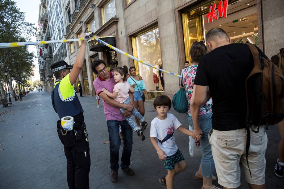 Policial ajuda na evacuação dos arredores da praça La Rambla, em Barcelona