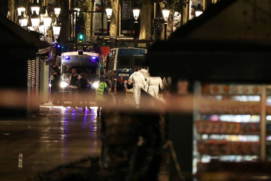 Van atropela pedestres e deixa feridos em ponto turístico de Barcelona - 17/08/2017