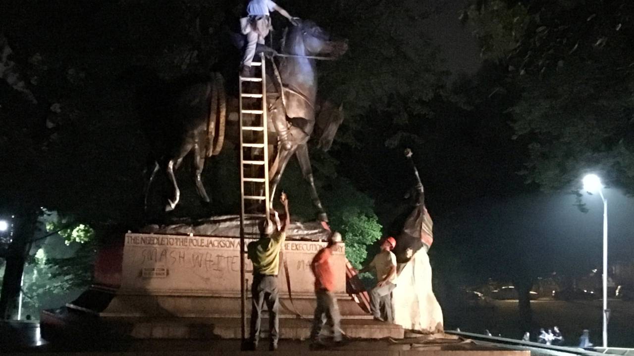 Monumento confederado é retirado em Baltimore