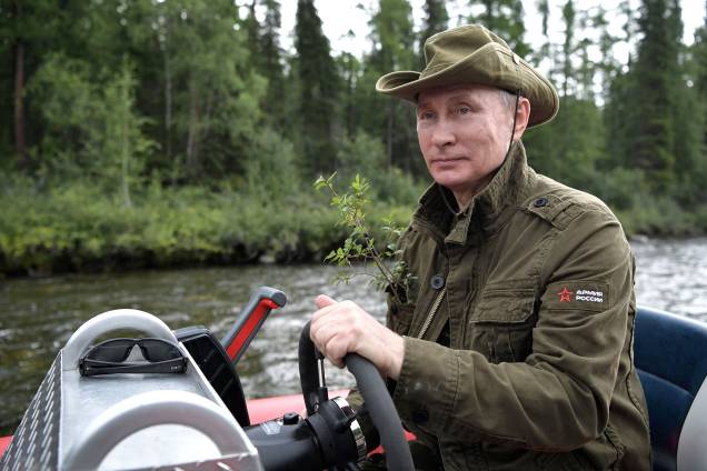 O presidente russo, Vladimir Putin, pilota um barco durante viagem de caça e pesca na República de Tyva O presidente russo, Vladimir Putin, pilota um barco durante viagem de caça e pesca na República de Tyva