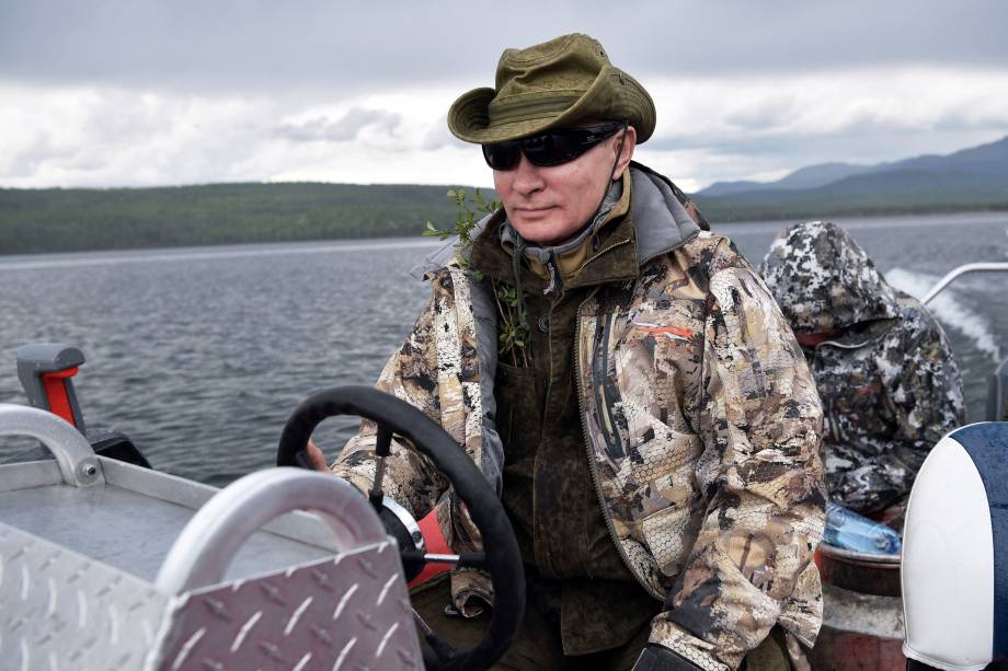 O presidente russo, Vladimir Putin, pilota um barco durante viagem de caça e pesca na República de Tyva