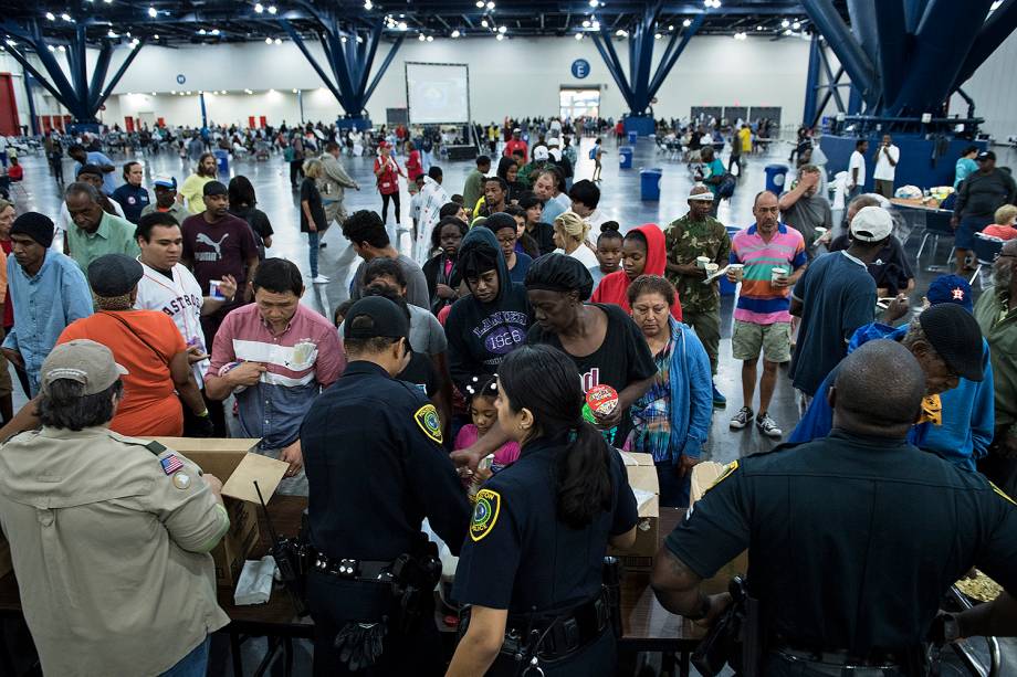 Desabrigados são atendidos após inundações provocadas pela passagem do furacão Harvey em Houston, no estado americano do Texas - 28/08/2017