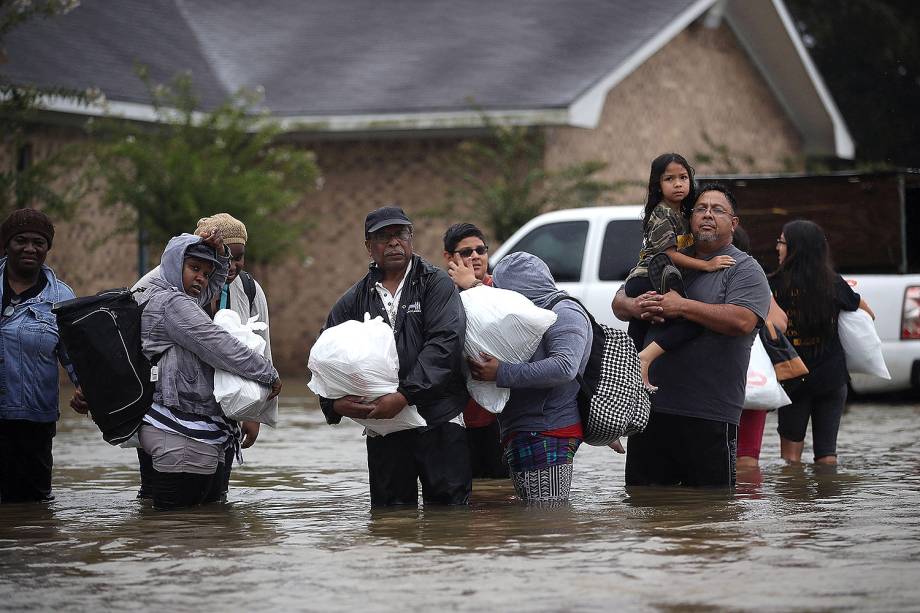 Moradores  deixam suas casas em decorrências das inundações provocadas pela passagem do furacão Harvey em Houston, no estado americano do Texas - 28/08/2017