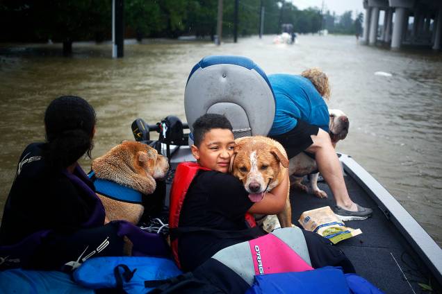 Moradores deixam suas casas em decorrências das inundações provocadas pela passagem do furacão Harvey em Spring , no estado americano do Texas - 28/08/2017 Moradores deixam suas casas em decorrências das inundações provocadas pela passagem do furacão Harvey em Spring , no estado americano do Texas - 28/08/2017